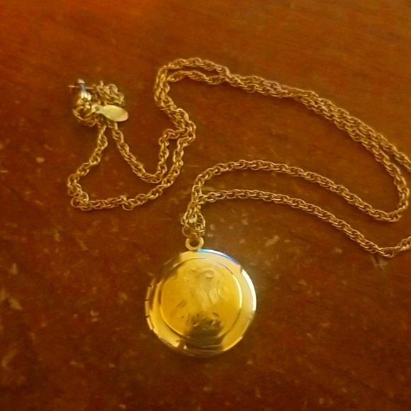 Simple Gold Colored Locket - Picture 1 of 3